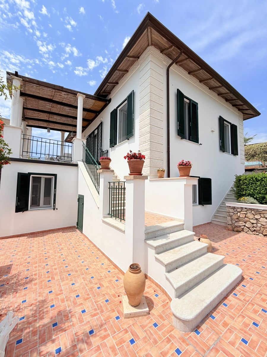 Prestigiosa Villa Indipendente con Piscina e Vista Mare a Gaeta