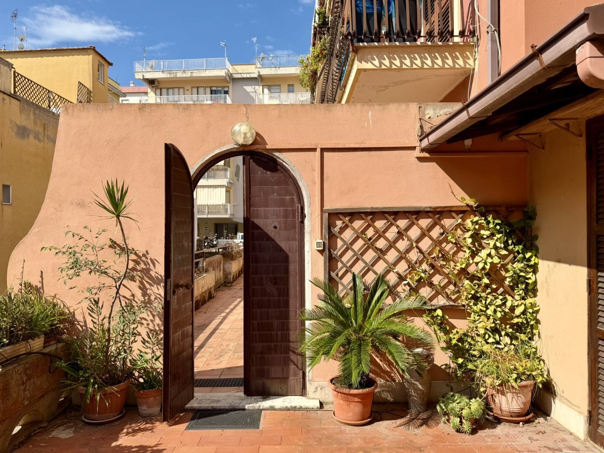 Appartamento con Giardino Privato e Posti Auto a Gaeta